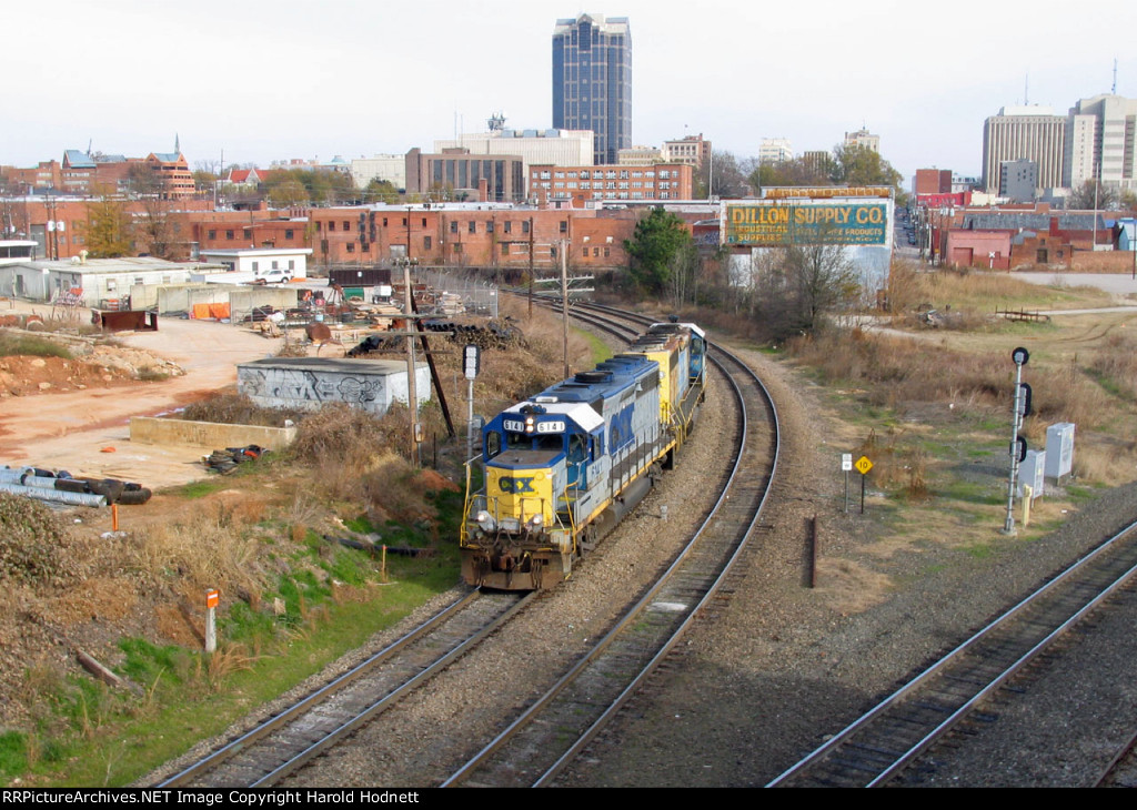 CSX 6141 leads another Geep around the curve at Boylan